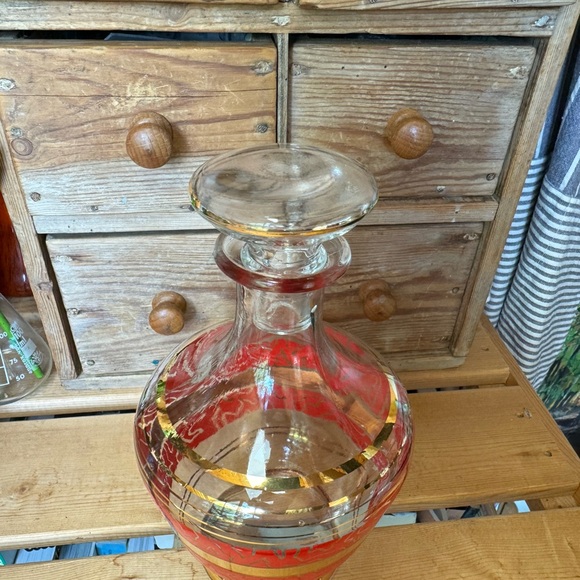 Chic MCM red and gold decanter with 6 shot glasses. - Picture 9 of 10
